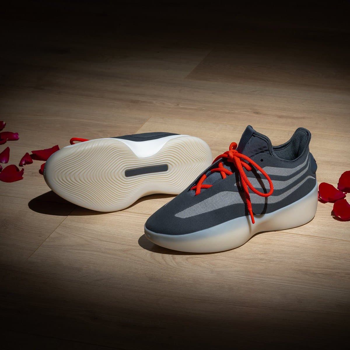 Baskets modernes avec lacets orange