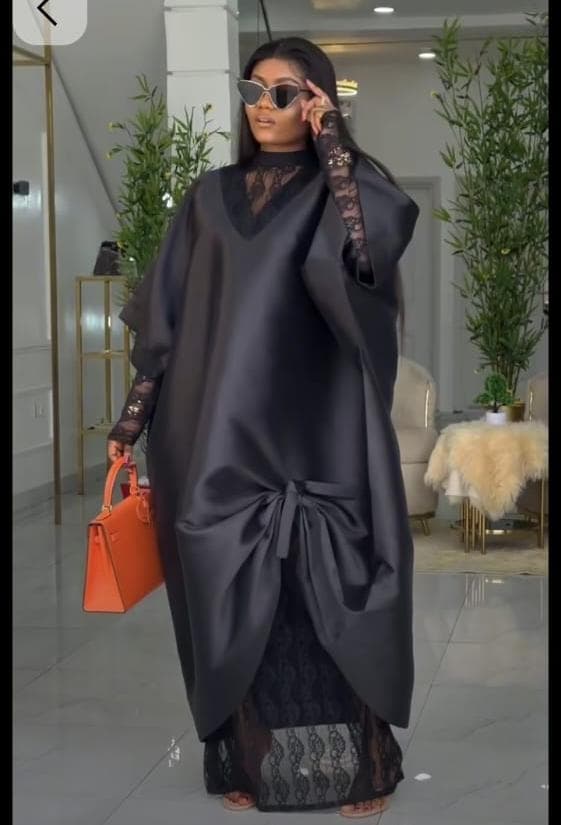Robe élégante noire avec dentelle